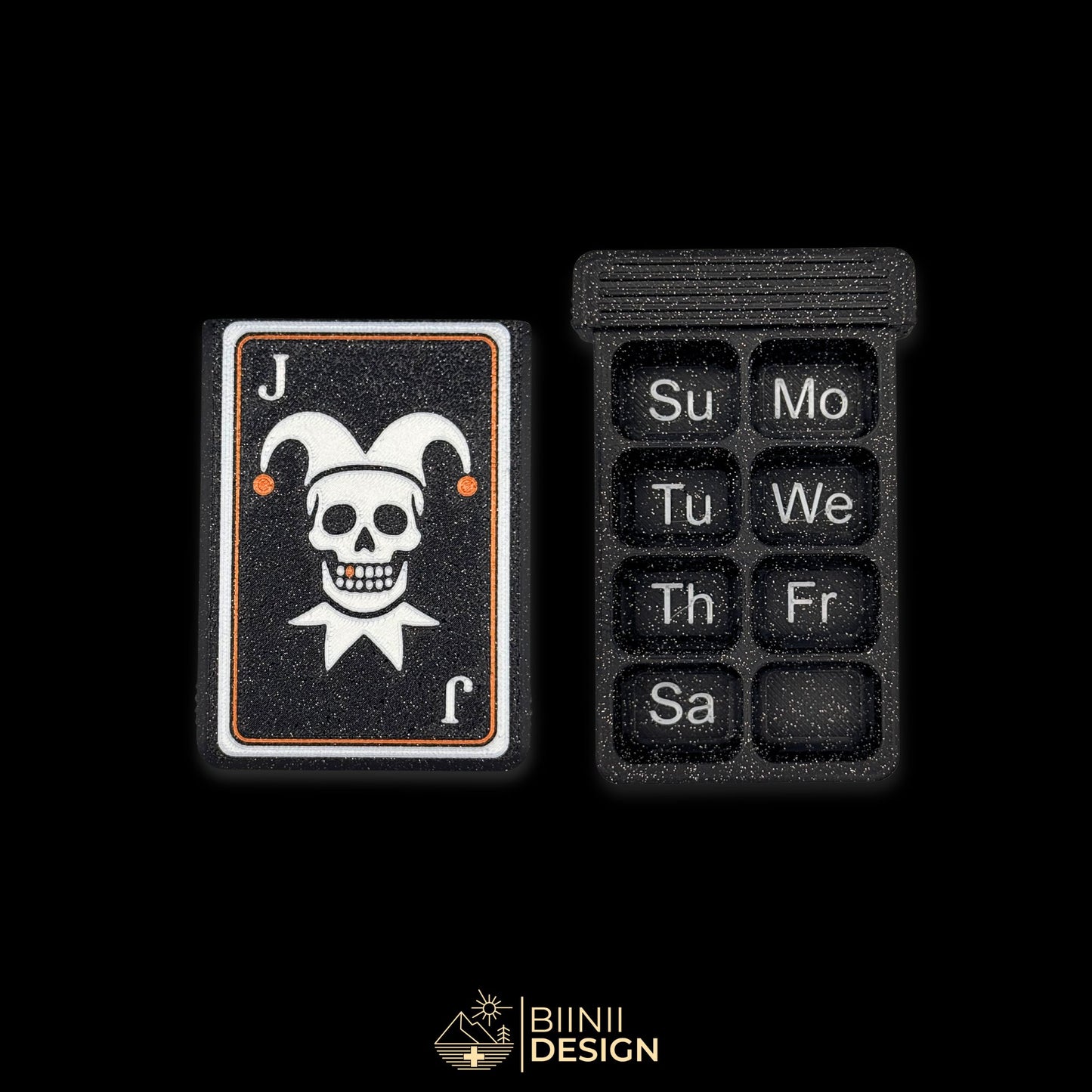 Joker cover next to empty 8 compartment tray (EN Sunday start). Customizable pill case for 7-day routine.