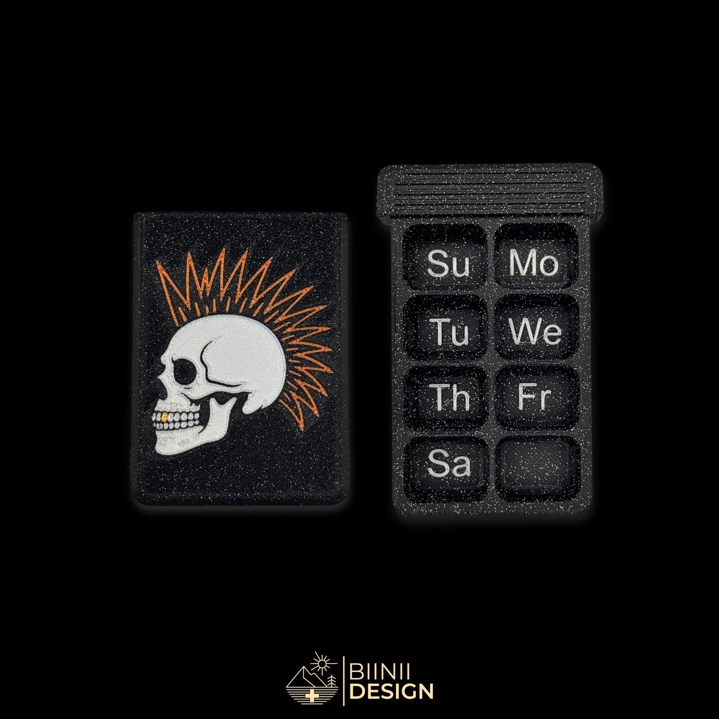 Punk Skull cover next to empty 8 compartment tray (EN Sunday start). Customizable pill case for 7-day routine.