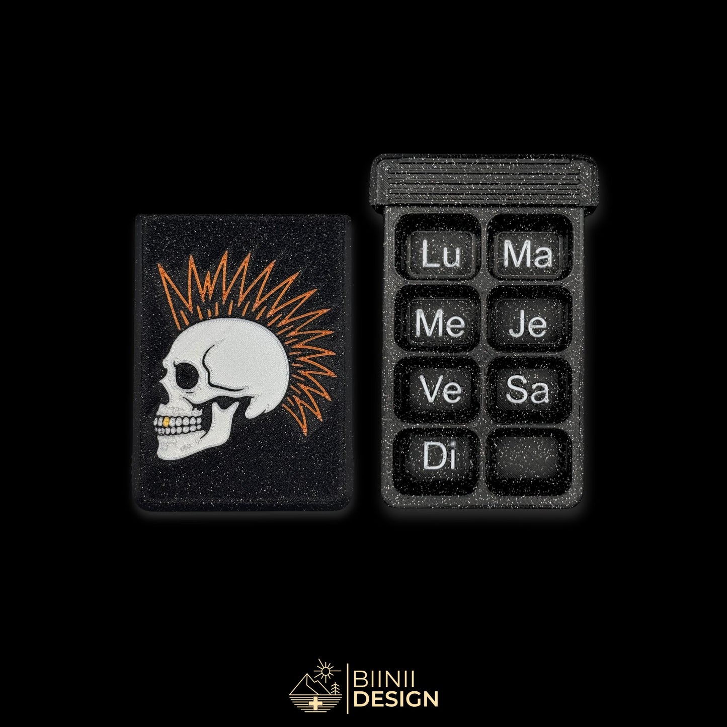 7-day punk skull pillbox with weekday markers in French (Lu–Di), Monday start layout. Swiss-made in galaxy black PLA, compact and artistic for organizing daily pills, vitamins, or supplements.
Keywords: French weekly pillbox, Monday start pill case, punk skull design, artistic pill organizer, Biinii Design, gothic pill case, galaxy black