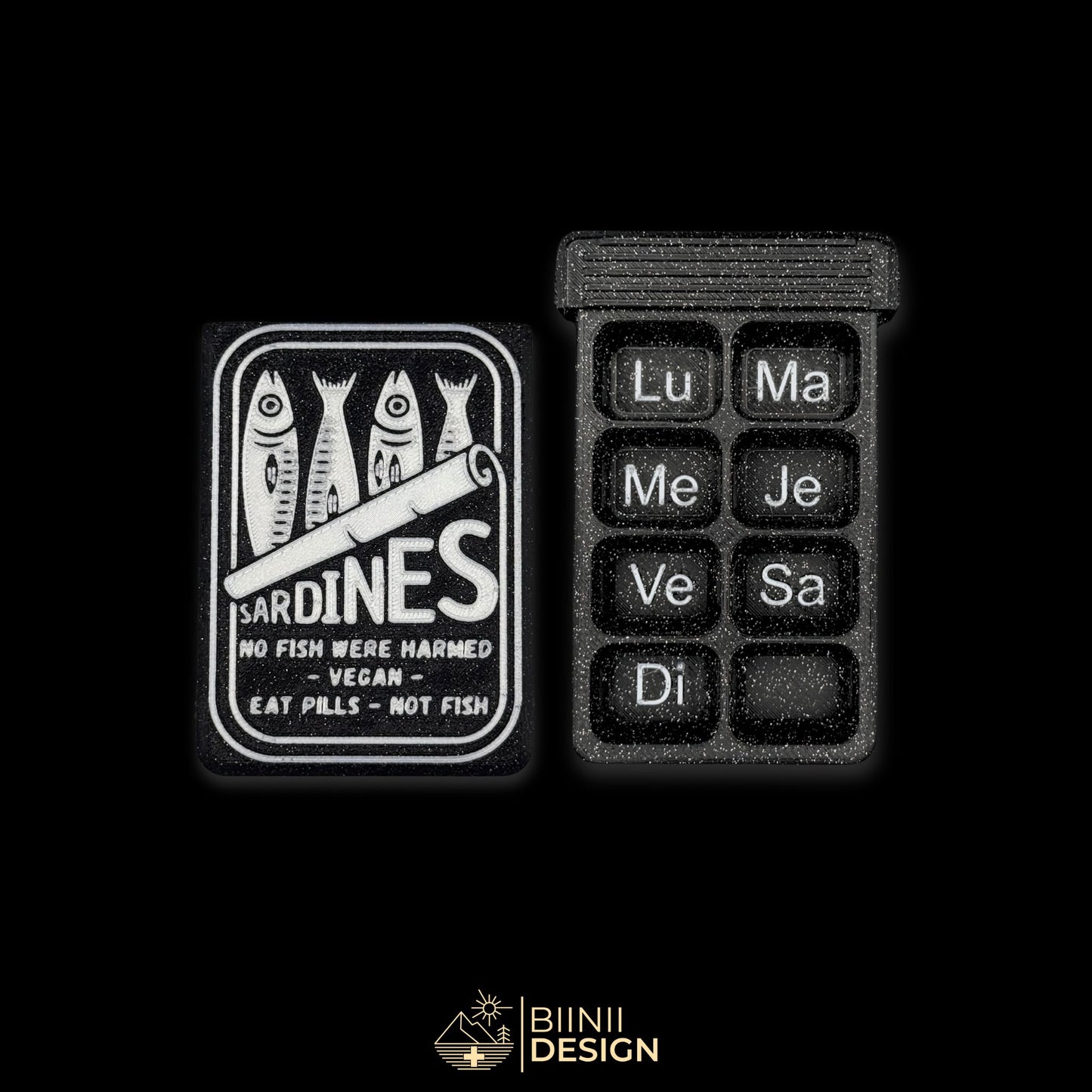 Sardines weekly pillbox with Sunday-start French layout, Swiss-made, retro funny design for vitamins or medication.
Keywords: pillbox, pill case, weekly pill organizer, retro
