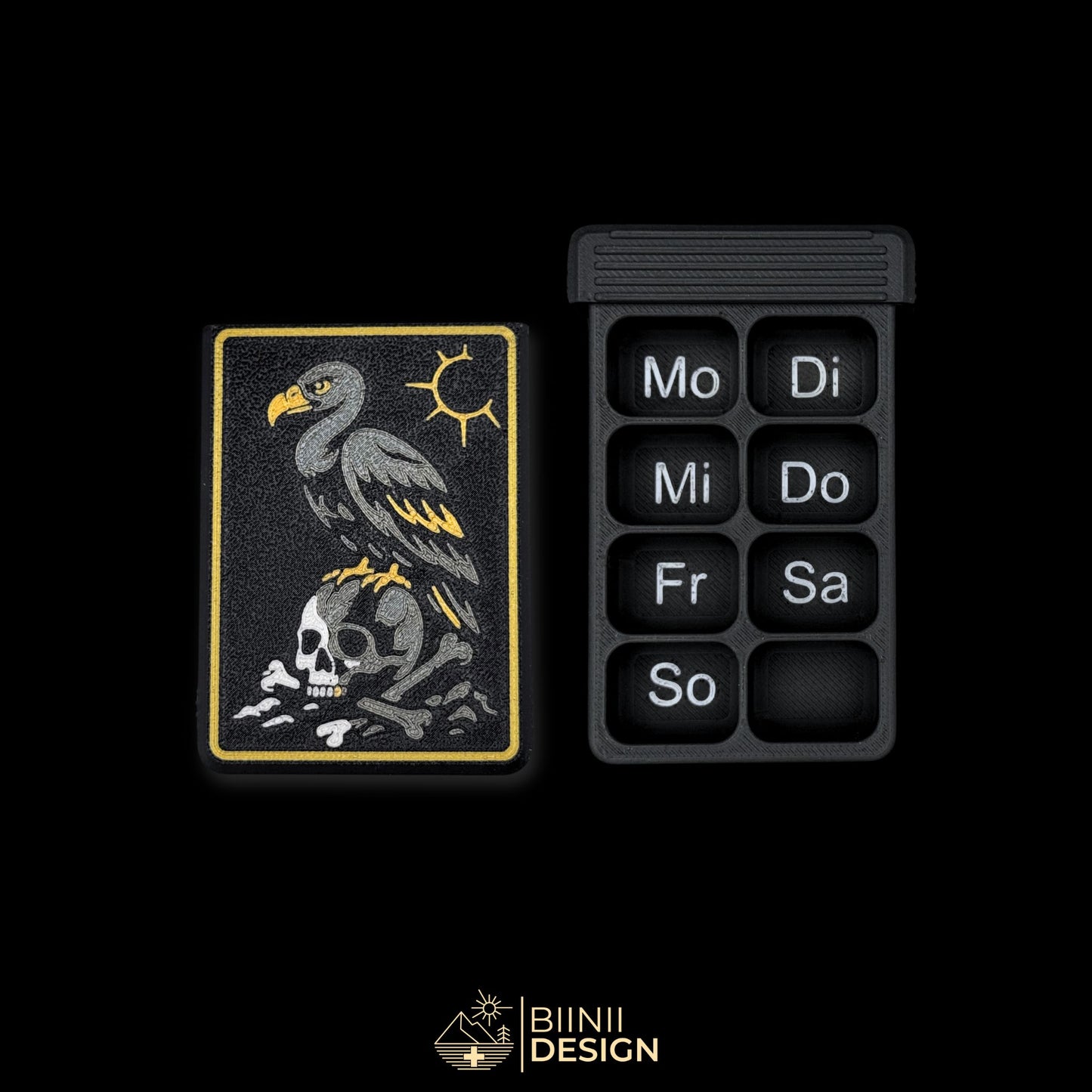 Weekly pill organizer with The Vulture’s Shadow design, German Monday-start layout, Swiss-made gothic pillbox.
Keywords: pillbox, pill organizer, weekly pill organizer, gothic